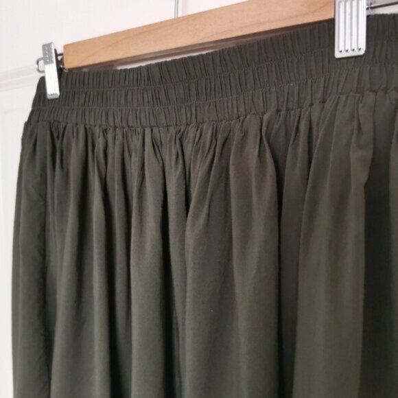 Olive green flowy mini skirt - Picture 2 of 4